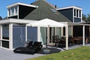 Nettes Ferienhaus in Stavenisse mit Terrasse und Grill